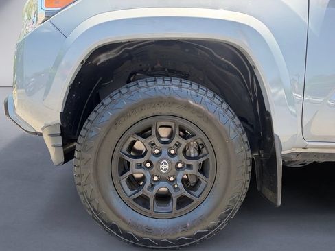 Used 2021 Toyota Tacoma SR5 AWD/4WD image 9