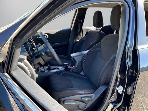 Certified 2019 Jeep Cherokee Latitude w/ Popular Appearance Group AWD/4WD image 21