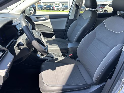 Certified 2023 Volkswagen Taos SE w/ Panoramic Sunroof Package image 22