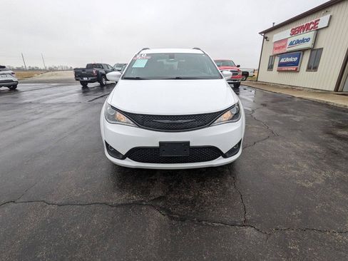 Used 2020 Chrysler Pacifica Touring-L AWD/4WD image 3