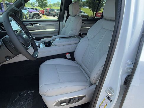 New 2026 Jeep Grand Wagoneer Limited AWD/4WD image 17