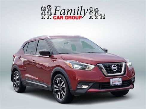 Used 2019 Nissan Kicks SR image 2