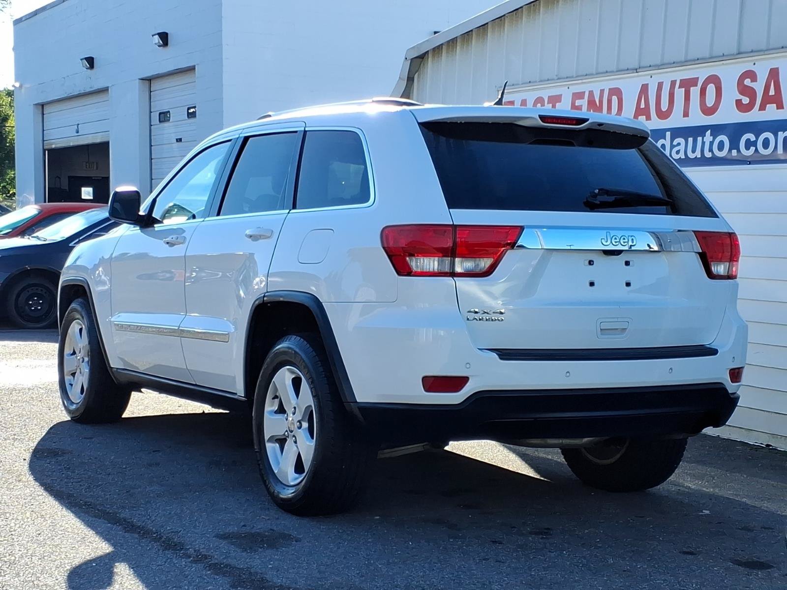 Used 2013 Jeep Grand Cherokee Laredo AWD/4WD image 3