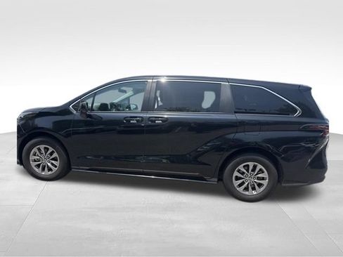 Used 2024 Toyota Sienna LE AWD/4WD image 10