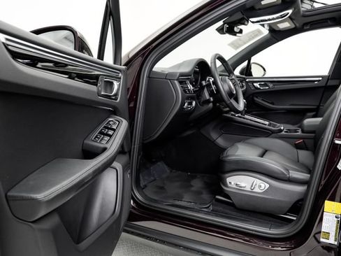 Certified 2026 Porsche Macan AWD/4WD image 8
