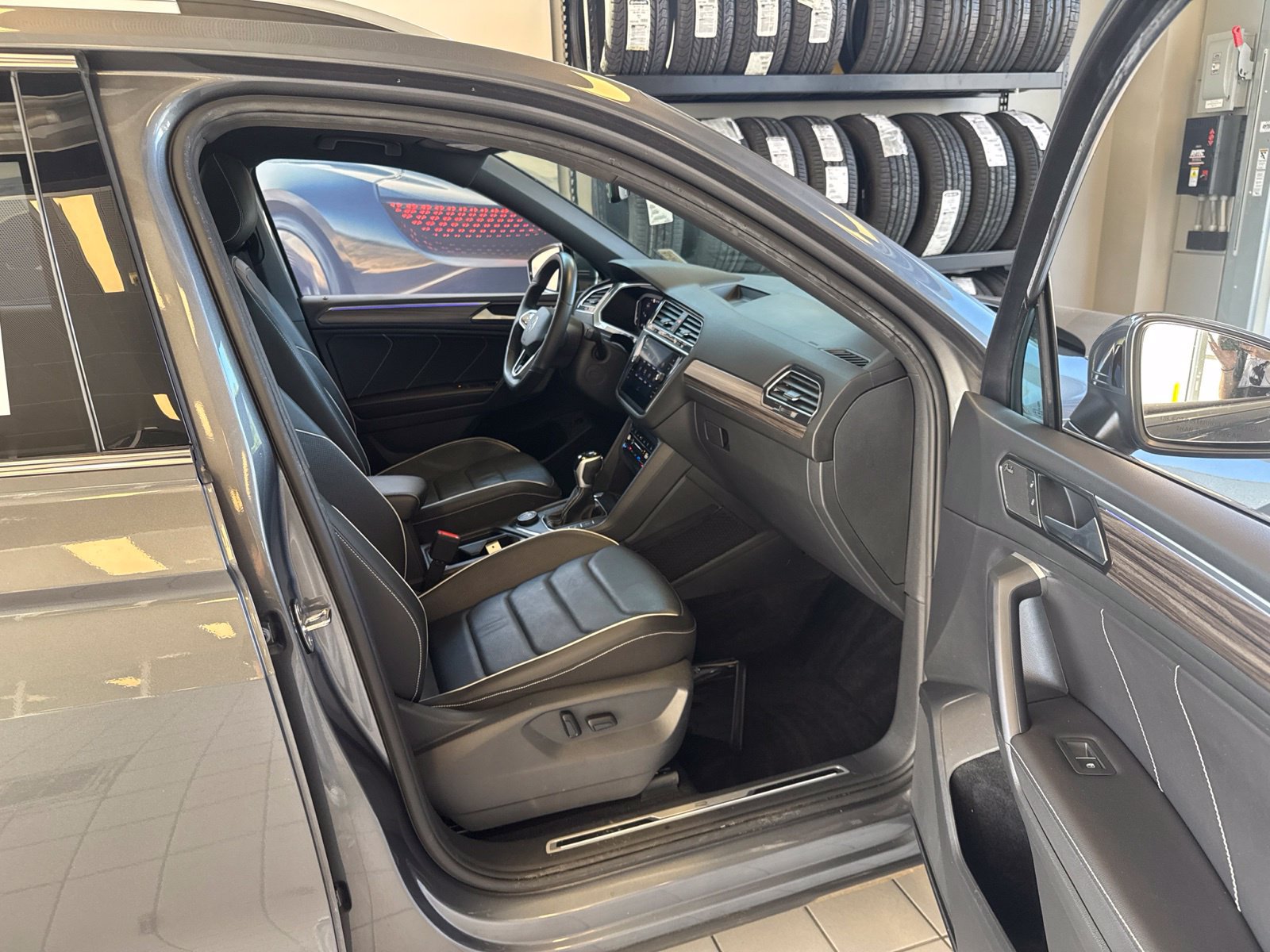 Certified 2024 Volkswagen Tiguan SEL R-Line AWD/4WD image 37