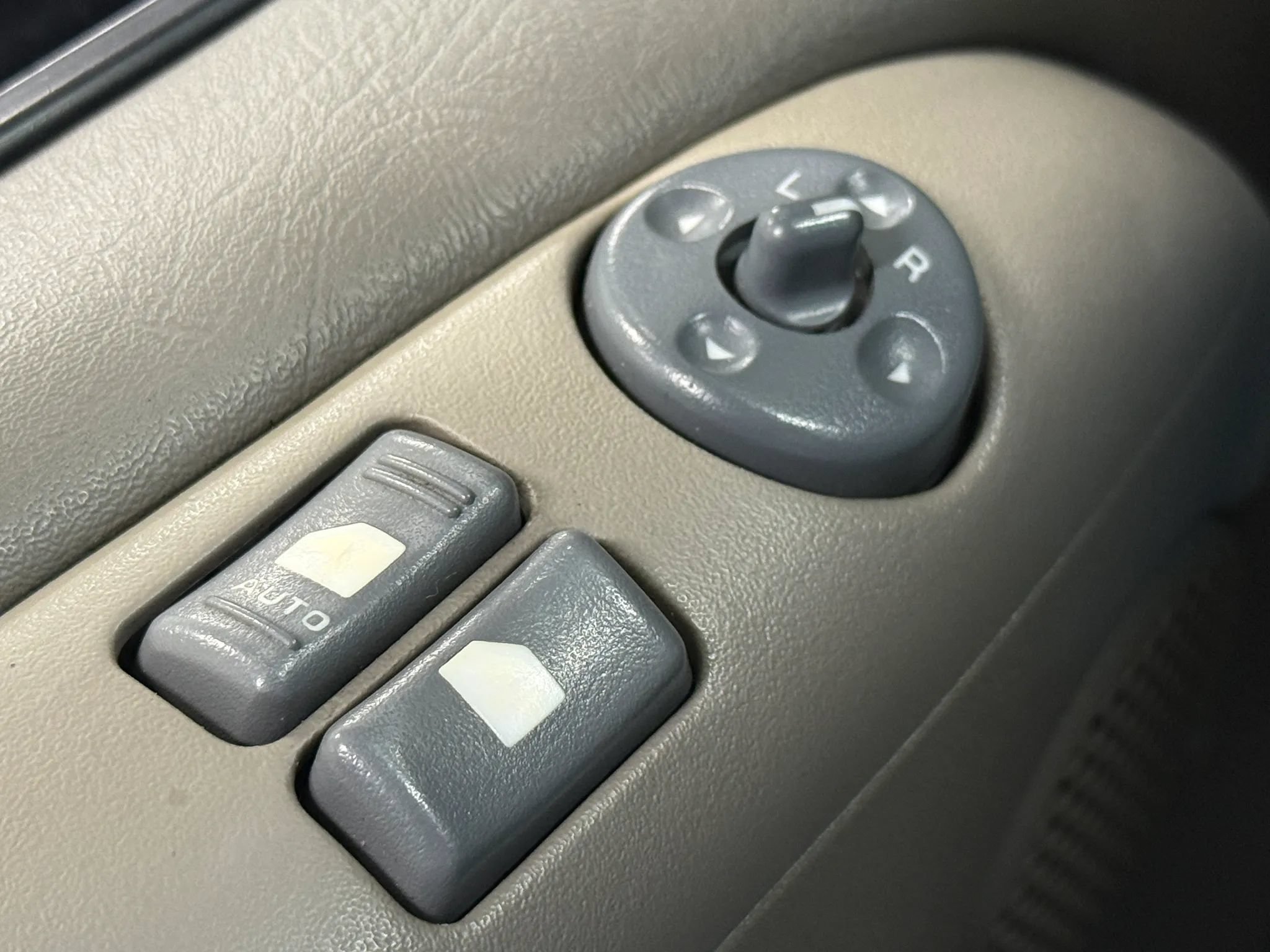 Used 2004 Chevrolet Astro Passenger AWD w/ LS Preferred Equipment Group image 25