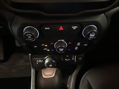 Used 2020 Jeep Renegade Latitude w/ Cold Weather Group AWD/4WD image 23