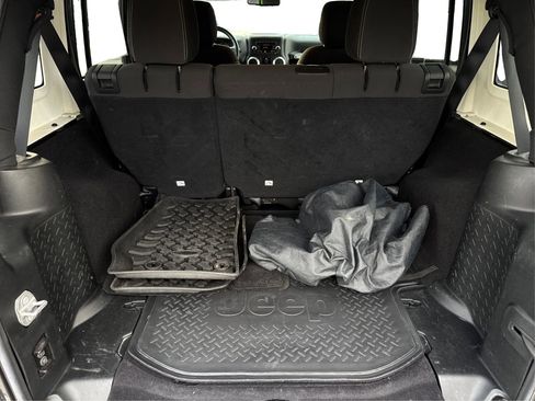 Used 2017 Jeep Wrangler Unlimited Rubicon w/ Connectivity Group image 13