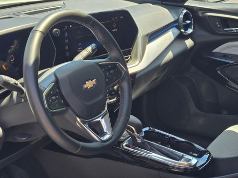 Certified 2025 Chevrolet Trax LT w/ LT Convenience Package FWD image 23