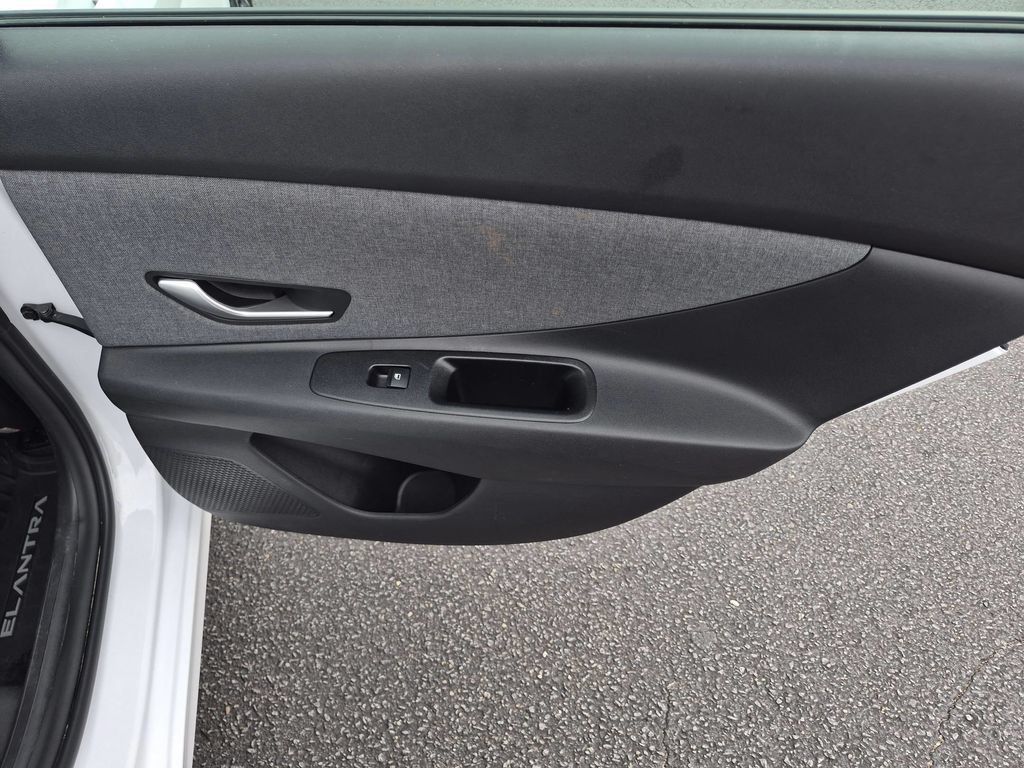 Used 2025 Hyundai Elantra Limited FWD image 30