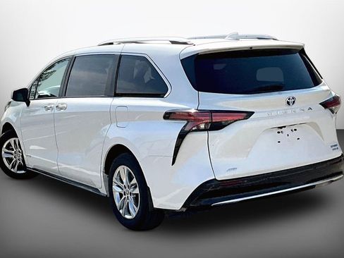 Used 2021 Toyota Sienna XLE image 8
