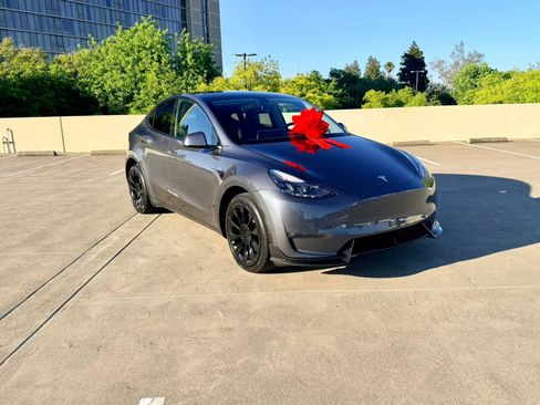 Used 2023 Tesla Model Y AWD image 2