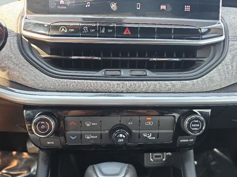 Used 2024 Jeep Compass Latitude AWD/4WD image 27