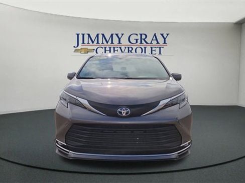 Used 2024 Toyota Sienna XLE image 8