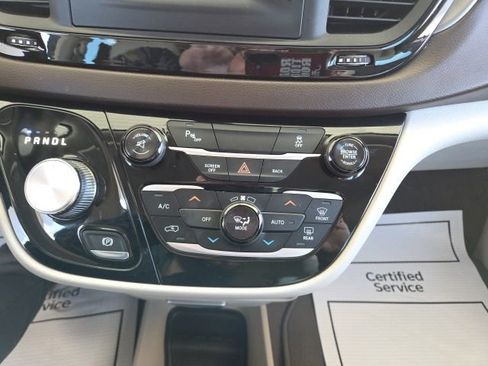 Used 2017 Chrysler Pacifica Touring-L FWD image 12