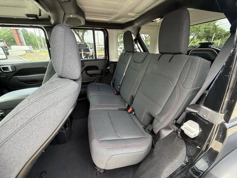 Used 2025 Jeep Wrangler Unlimited Rubicon image 19