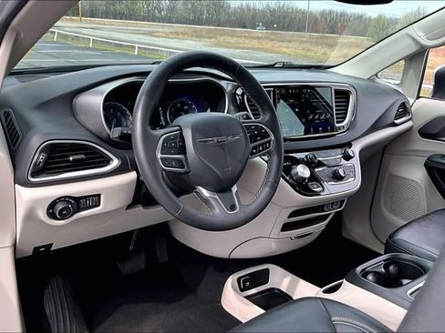 Used 2023 Chrysler Pacifica Touring-L image 17