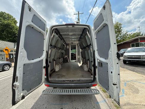 Used 2014 Mercedes-Benz Sprinter 2500 image 12