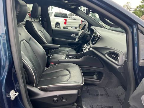 Used 2025 Chrysler Pacifica Limited FWD image 24