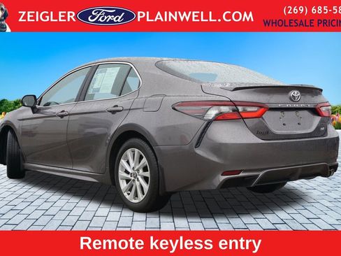 Used 2024 Toyota Camry SE image 3