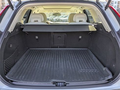 Used 2022 Volvo XC60 B5 Momentum w/ Advanced Package image 13