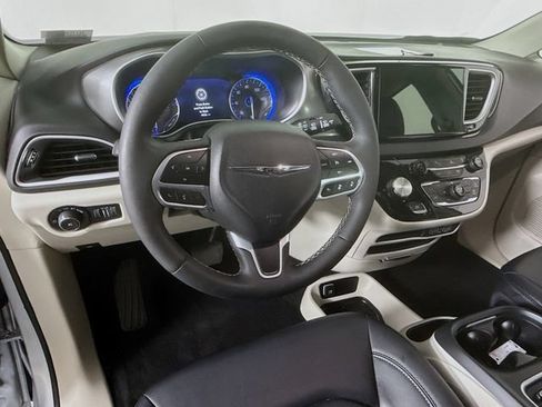 Used 2024 Chrysler Pacifica Touring-L FWD image 7