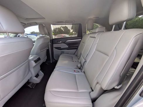Used 2019 Toyota Highlander XLE FWD image 12