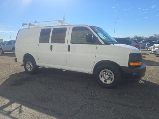 Used 2017 Chevrolet Express 2500 RWD image 3