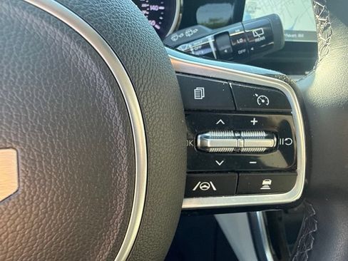 Used 2024 Kia Carnival EX FWD image 22
