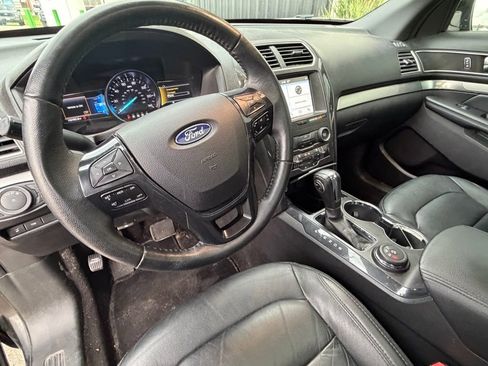 Used 2018 Ford Explorer XLT w/ Equipment Group 202A image 7