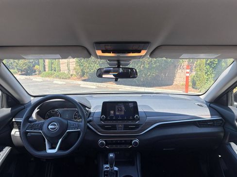 Used 2025 Nissan Altima 2.5 SV FWD image 33