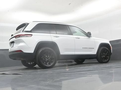 Used 2025 Jeep Grand Cherokee Altitude AWD/4WD image 41