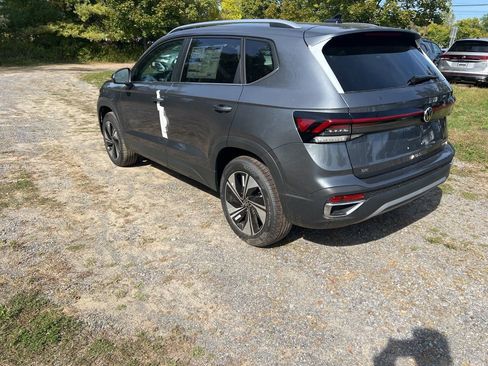 New 2025 Volkswagen Taos SE image 11