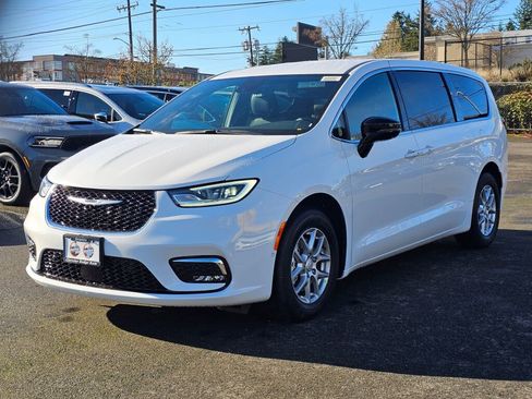 New 2026 Chrysler Pacifica Select image 4