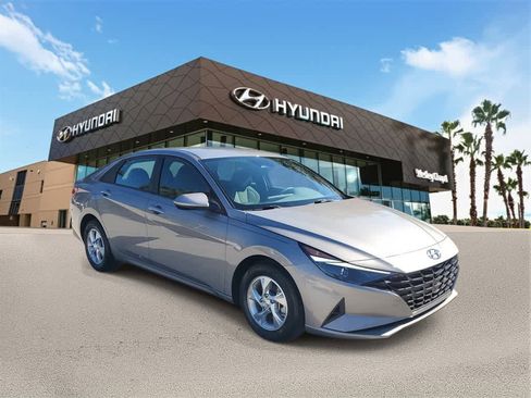 Used 2023 Hyundai Elantra SE image 4