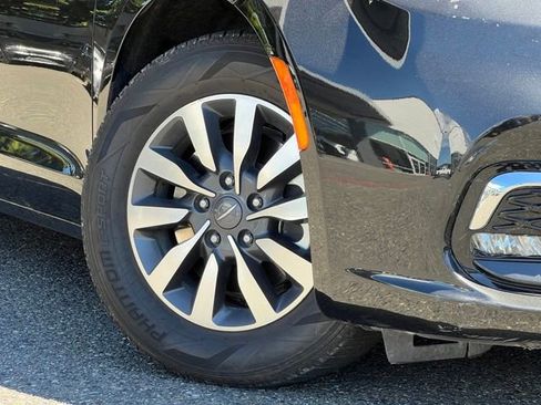 Used 2023 Chrysler Pacifica Touring-L FWD image 2