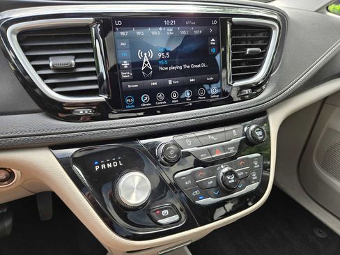Used 2020 Chrysler Pacifica Limited FWD image 28