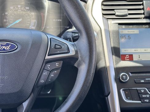 Used 2017 Ford Fusion SE w/ Fusion SE Technology Package FWD image 18