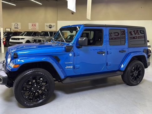 Used 2022 Jeep Wrangler Unlimited Sahara w/ Cold Weather Group AWD/4WD image 6