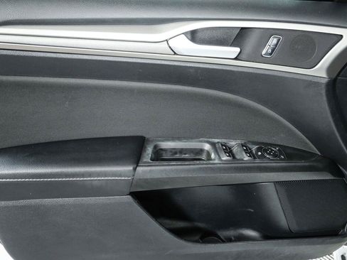 Used 2018 Ford Fusion SE FWD image 6
