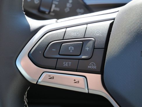 Certified 2025 Volkswagen Tiguan SE image 34