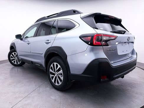 Used 2025 Subaru Outback Premium AWD/4WD image 2