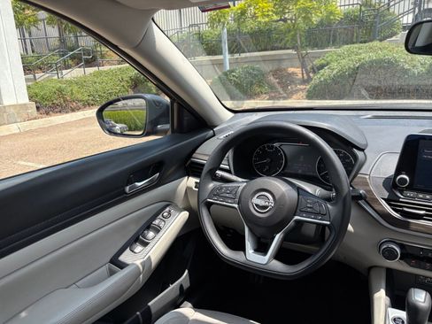 Used 2025 Nissan Altima 2.5 SV FWD image 34