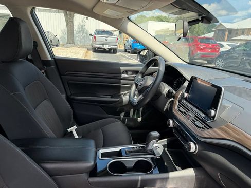 Used 2024 Nissan Altima 2.5 SV FWD image 29