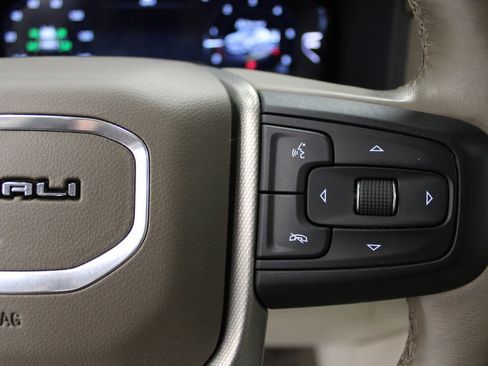 Used 2022 GMC Yukon Denali w/ Denali Premium Package image 28