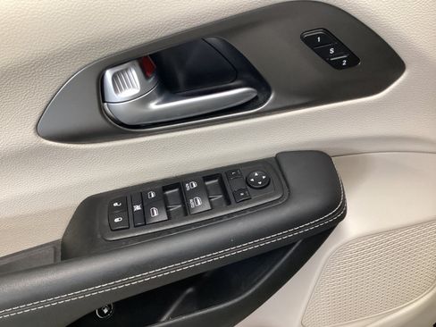Used 2024 Chrysler Pacifica Limited FWD image 13