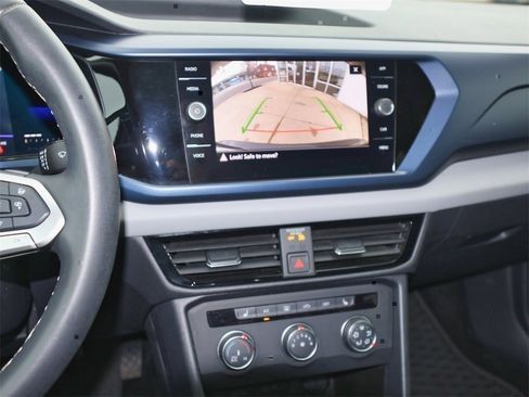 Certified 2022 Volkswagen Taos SE w/ Panoramic Sunroof Package image 19