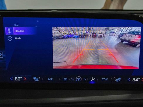 Used 2025 Chevrolet Traverse LT image 7