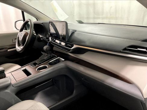 Certified 2024 Toyota Sienna LE image 14